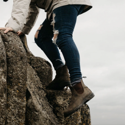 Persona escalada en botas Chelsea Blundstone