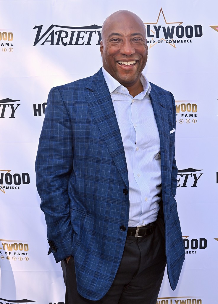 Byron Allen con una chaqueta deportiva