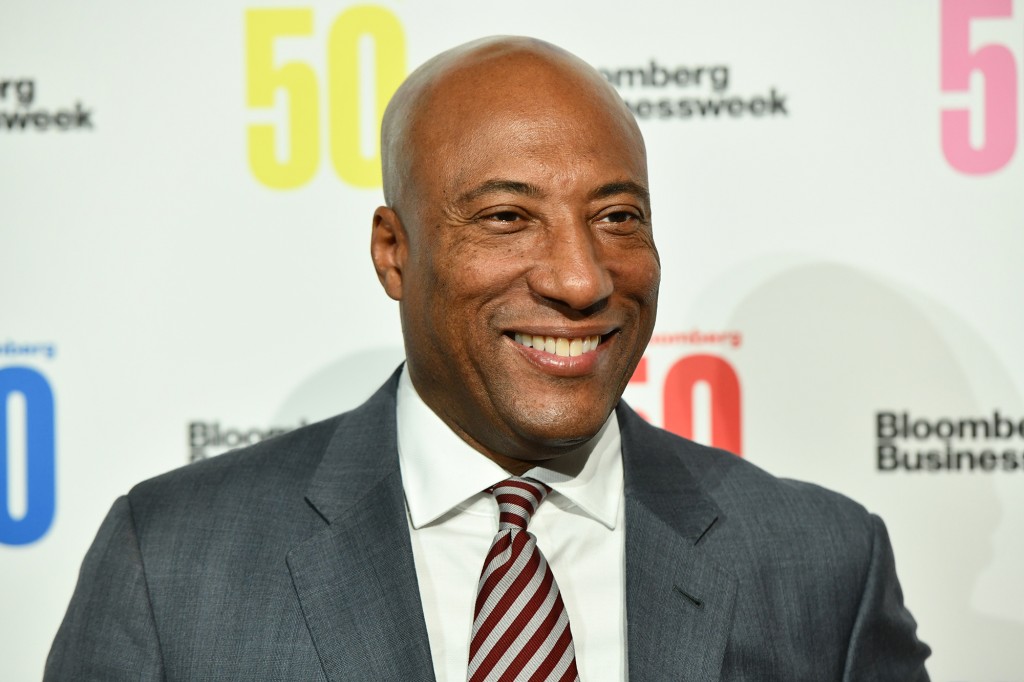 Byron Allen con chaqueta y corbata