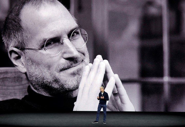 Tim Cook honró a Steve Jobs.  Foto AP