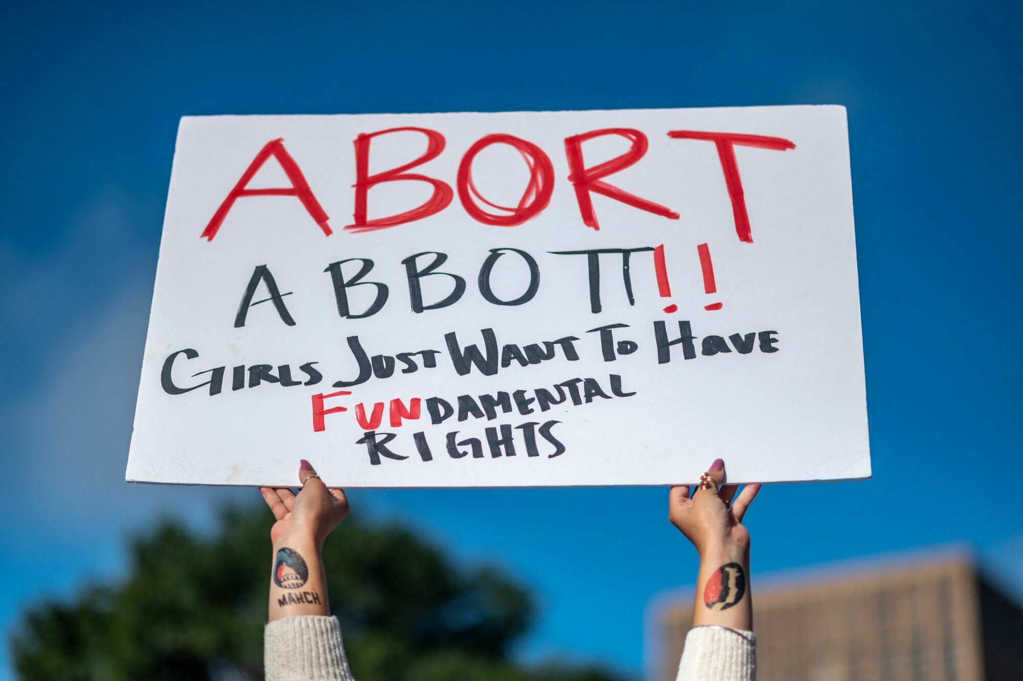 Hay muchos antagonistas visibles en la cruzada conservadora contra los abortos, incluido el gobernador de Texas, Greg Abbott.