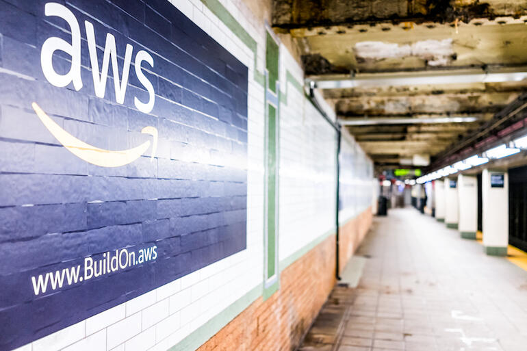 La Ciudad de Nueva York: Amazon Web Services AWS anuncio anuncio signo closeup en la plataforma de tránsito subterráneo en la estación de metro de Nueva York, pared de azulejos, flecha, lateral