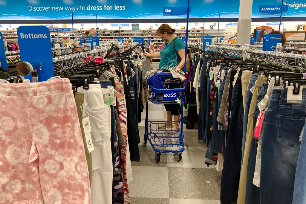 En esta foto del 21 de julio de 2021, un consumidor compra en una tienda minorista en Morton Grove, Ill. 