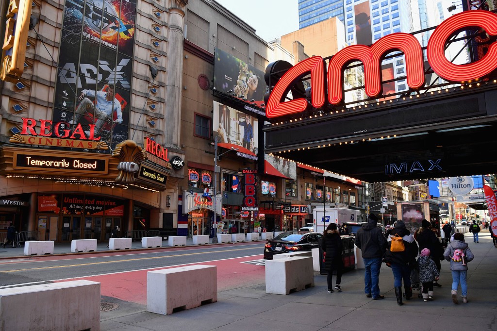 El AMC Empire 25 de Times Square está abierto cuando los cines de la ciudad de Nueva York reabren por primera vez en un año después del cierre del coronavirus