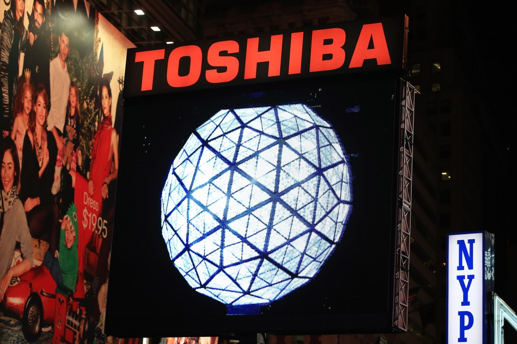 Logotipo de Toshiba sobre la bola de cristal en Times Square de Nueva York durante la celebración de la víspera de año nuevo