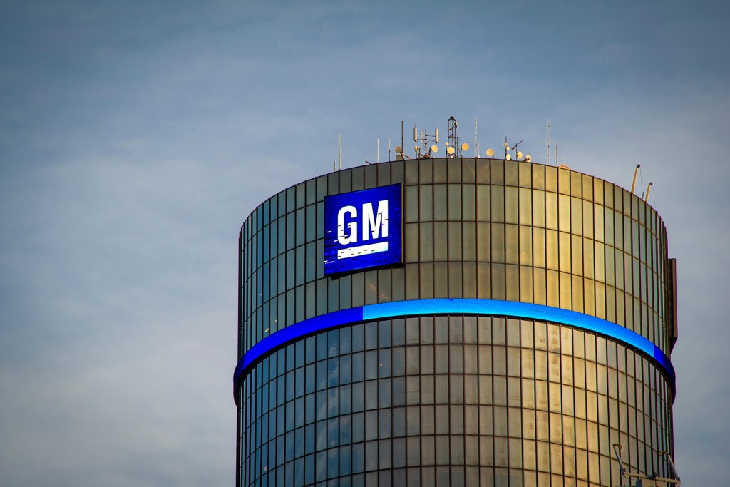 Torre con logo GM en azul y blanco