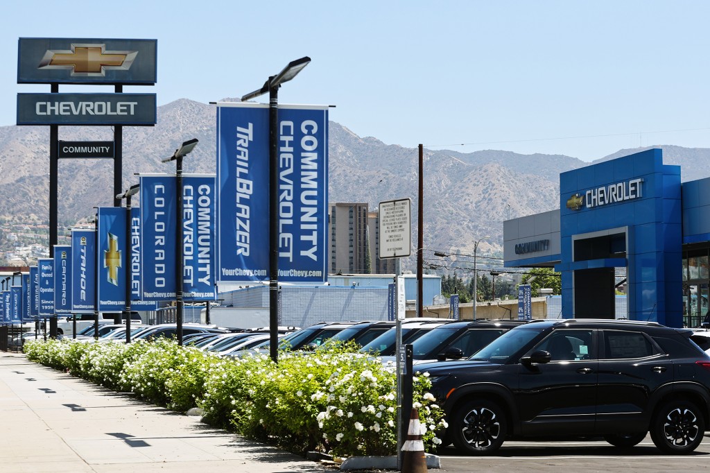 Vehículos Chevrolet de GM expuestos a la venta en el lote de un concesionario de automóviles