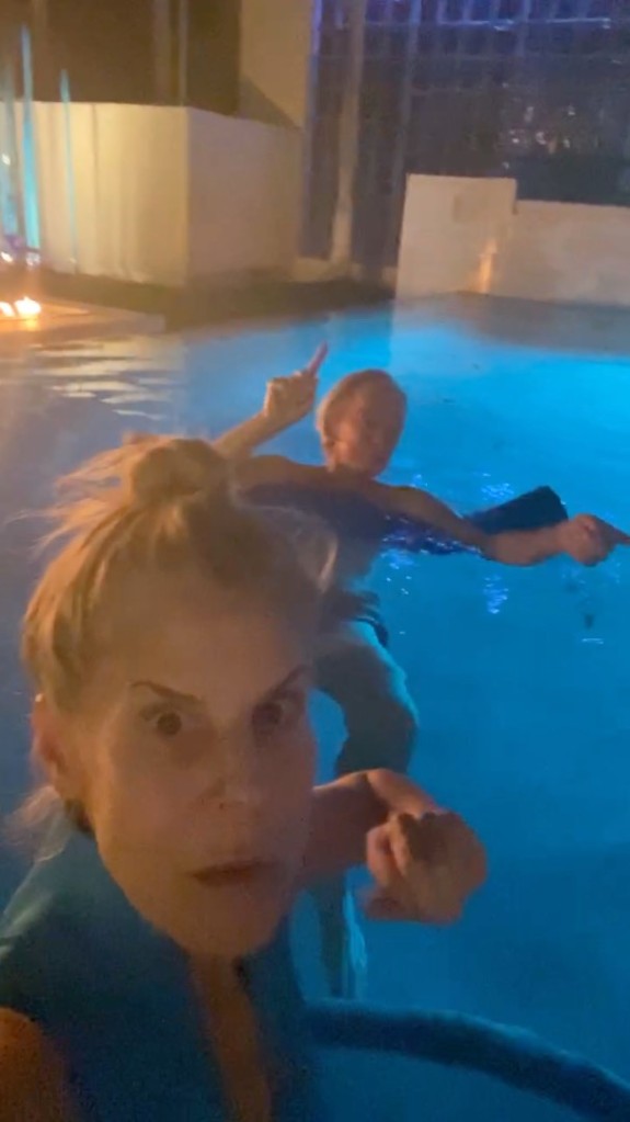 Amy Gross se toma un video selfie en su piscina junto al mar con su esposo, "Bond King" Bill Gross.  En el video, Amy Gross canta en voz alta y Bill Gross mueve los dedos al ritmo, comportamiento que un juez dijo que era "pésimo" y violó una orden de restricción.