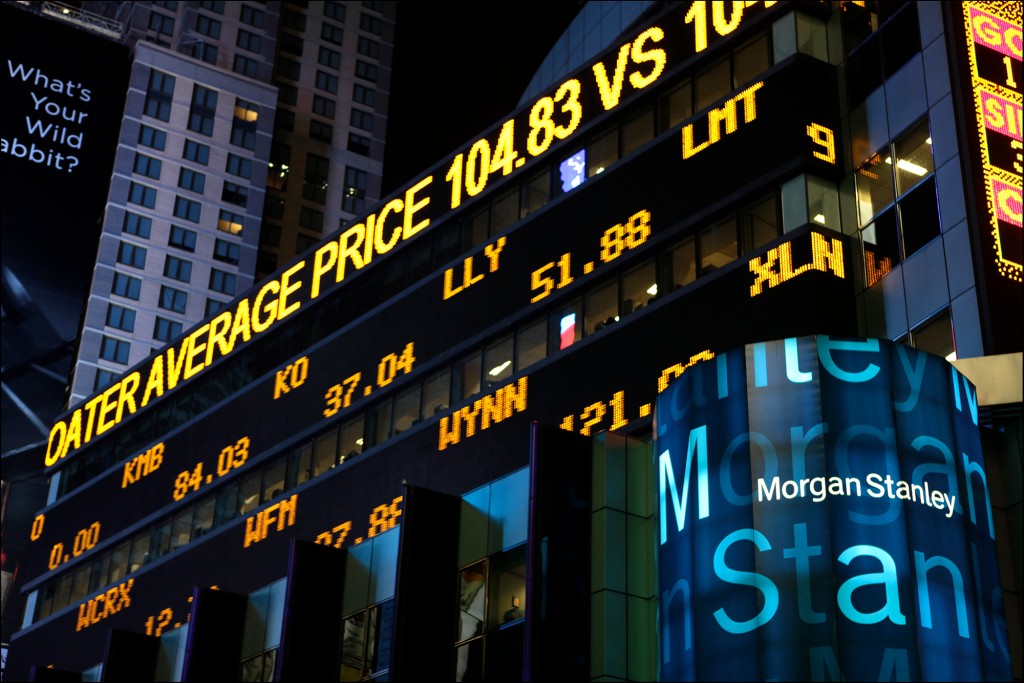 Vea la sede de Morgan Stanley con el indicador financiero de neón en el exterior