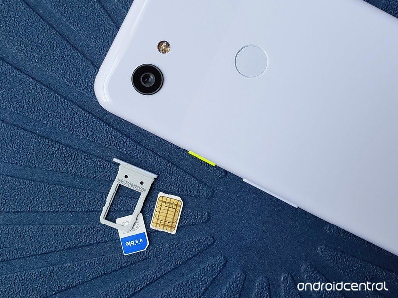 Tarjeta SIM visible junto al Pixel 3a