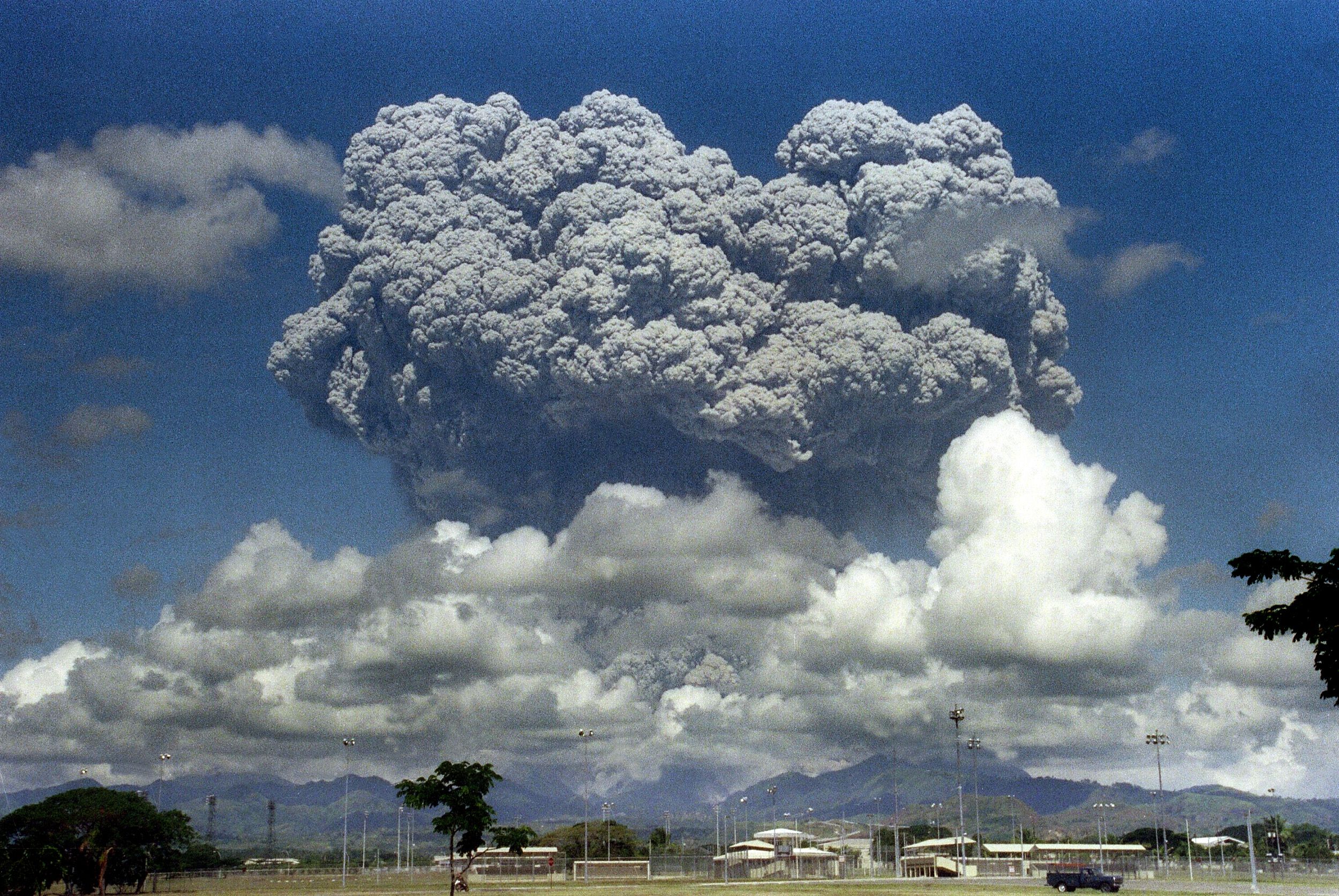Monte Pinatubo 1991 erupción nube en forma de hongo