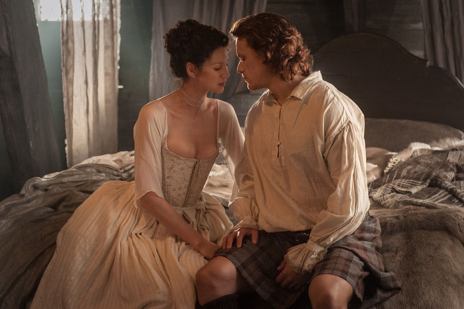 caitriona balfe como claire randall fraser sam heughan jamie fraser episodio 107