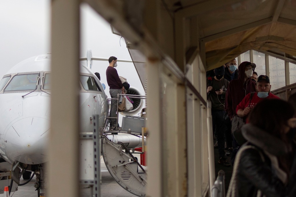 Los pasajeros desembarcan de un vuelo, ya que se cancelaron más de 1.400 vuelos de American Airlines durante el fin de semana debido a la escasez de personal y el clima desfavorable.