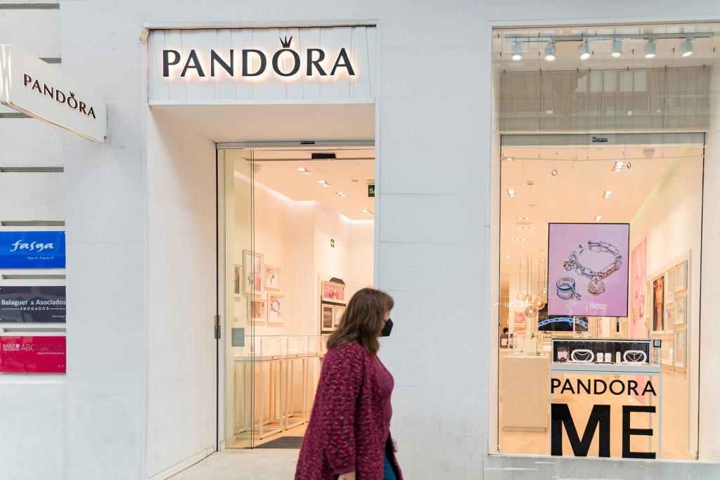 Mujer pasa junto a la tienda de Pandora