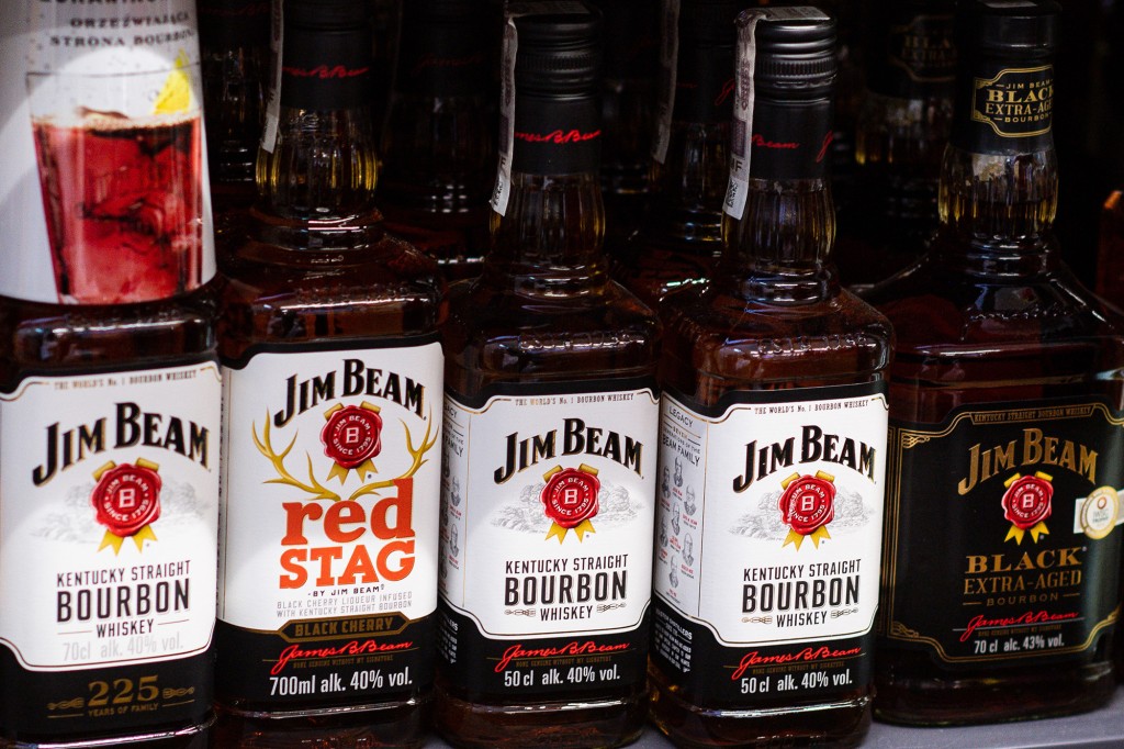 Botellas de Jim Beam en un estante