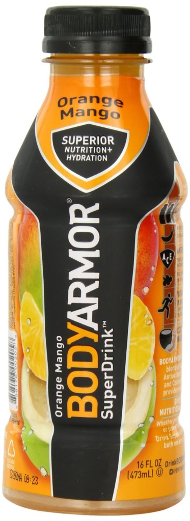 Una botella de mango naranja BodyArmor