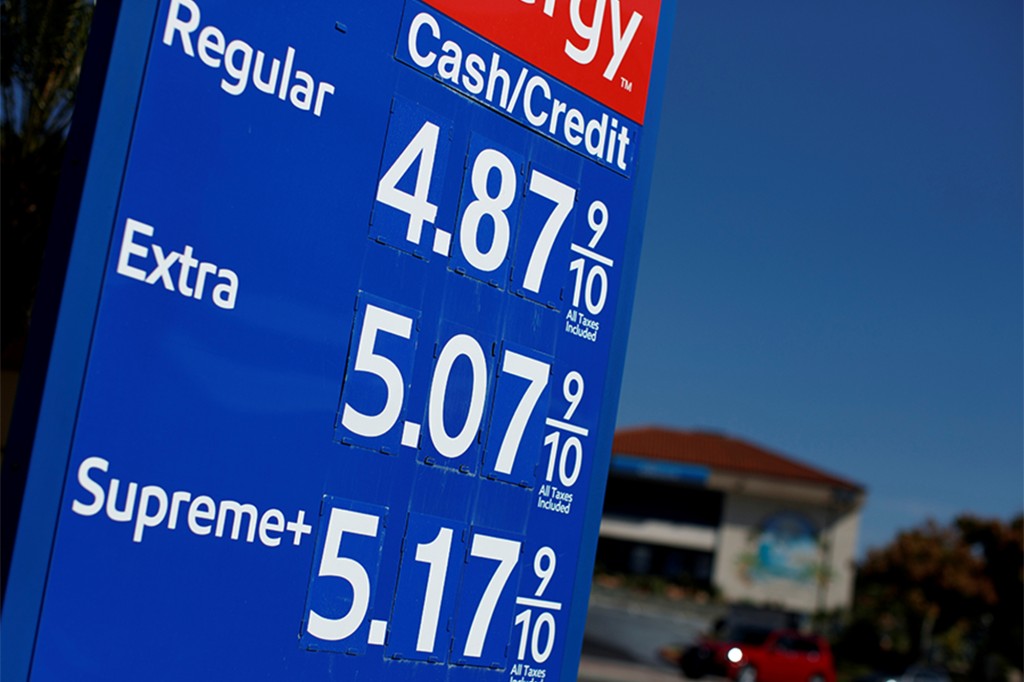 De acuerdo con AAA, California tiene los precios de gas más altos de todos los EE. UU. Debido al aumento de la inflación.