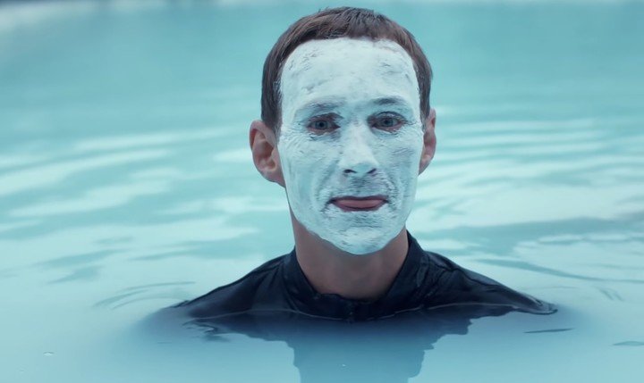 El personaje que parodia a Zuckerber se puso una máscara de barro de sílice para bañarse en la Laguna Azul.