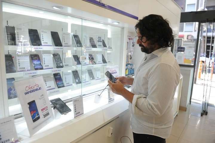 Los teléfonos inteligentes en Argentina cuestan en dólares entre un 20% y un 25% menos que en años anteriores, según reconoce Samsung.  Foto Guillermo Rodríguez Adami.