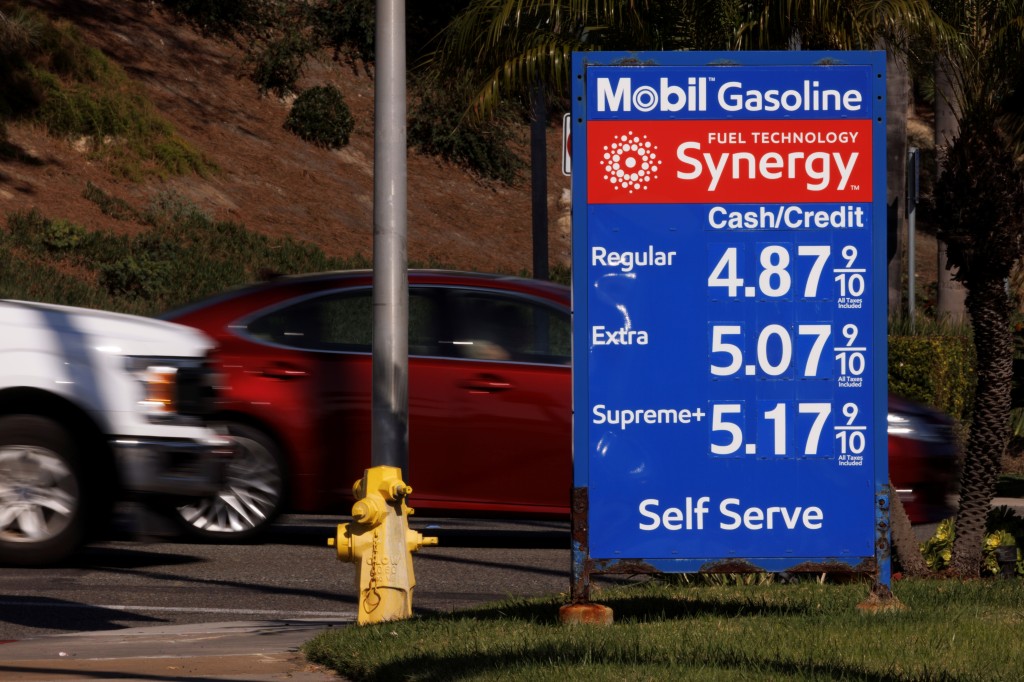 Los precios del gas en California continúan aumentando a medida que la inflación continúa creciendo en los Estados Unidos. 