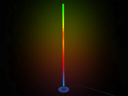 Lámpara de poste RGB 360 multicolor sobre fondo negro.