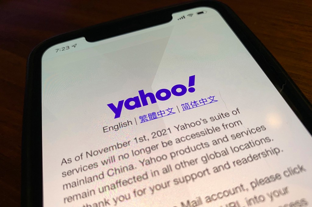 El aviso de Yahoo sobre la retirada se muestra en un teléfono inteligente