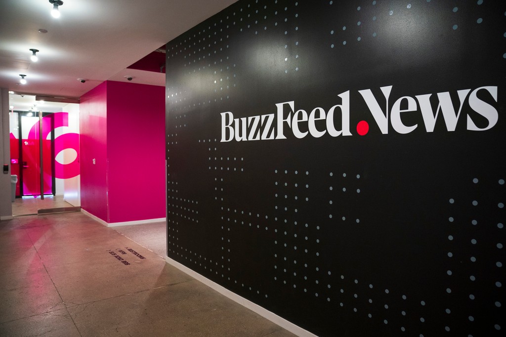   Un logotipo de BuzzFeed News adorna una pared dentro de la sede de BuzzFeed, el 11 de diciembre de 2018 en la ciudad de Nueva York