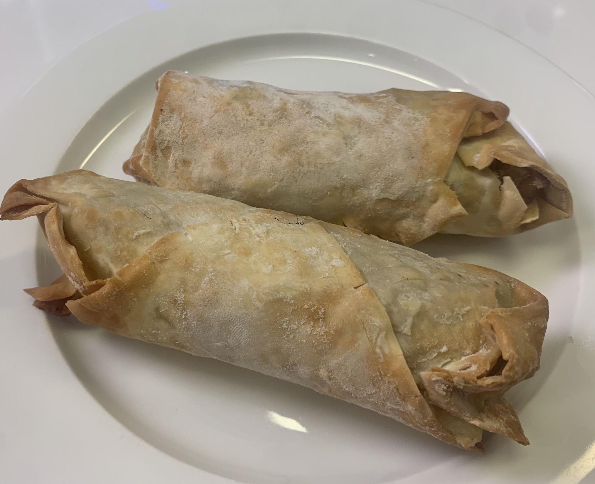 Rollitos de huevo cocidos en un plato