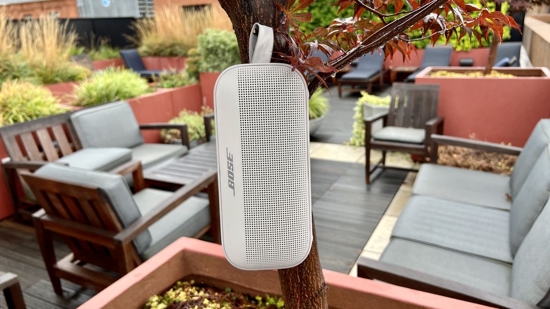 bose-soundlink-flex-stone-blanco-en-árbol-vertical