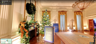 Tarjetas de agradecimiento en la base de un árbol de Navidad de la Casa Blanca.