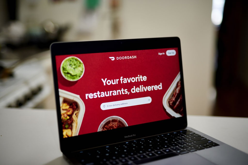 Se abrió una computadora portátil en el sitio web de Doordash.