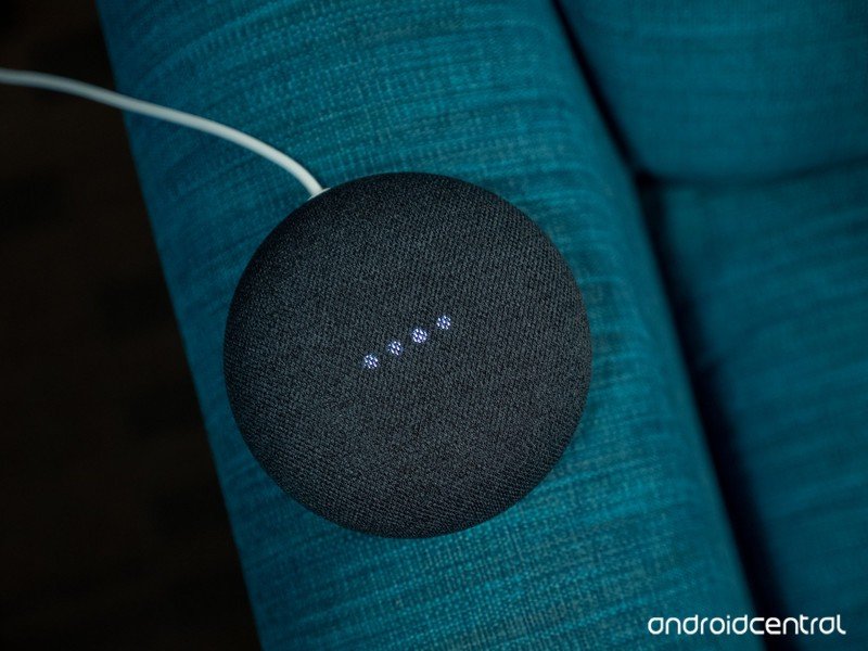 Un altavoz Google Home Nest Mini sobre un fondo azul