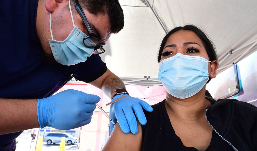 Una mujer recibe su primera dosis de la vacuna Pfizer en noviembre de 2021.