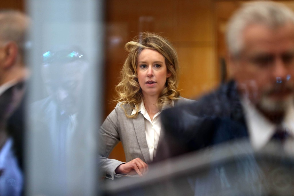 Elizabeth Holmes llegando a la corte federal