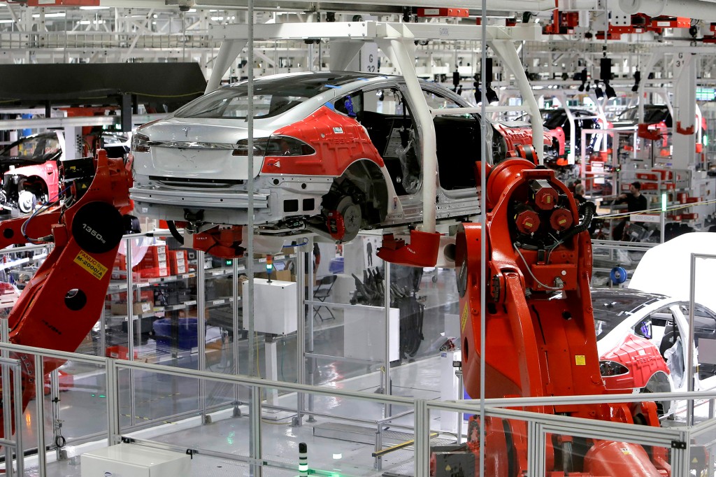 Automóviles que se mueven a través de la línea de ensamblaje en la fábrica de Tesla en Fremont, California.