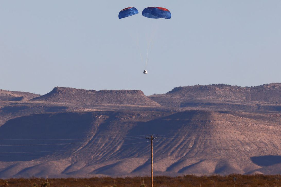 La cápsula de la tripulación New Shepard de Blue Origin desciende al final de su sistema de paracaídas que transporta al copresentador de Good Morning America, Michael Strahan, a Laura Shepard Churchley, hija del astronauta Alan Shepard, y a otros cuatro civiles el 11 de diciembre de 2021, cerca de Van Horn, Texas.