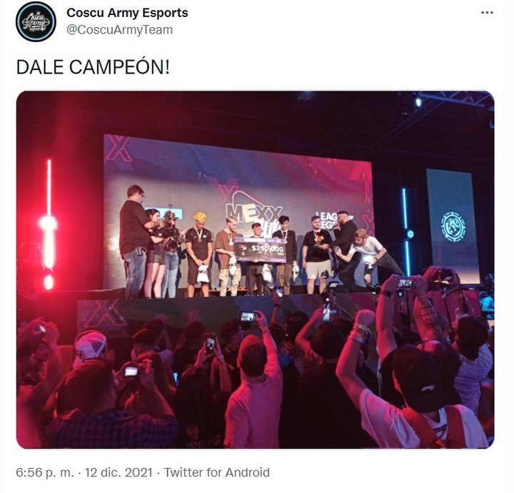 Coscu celebra al campeón de la Copa Mexx en Argentina Game Show 2021.