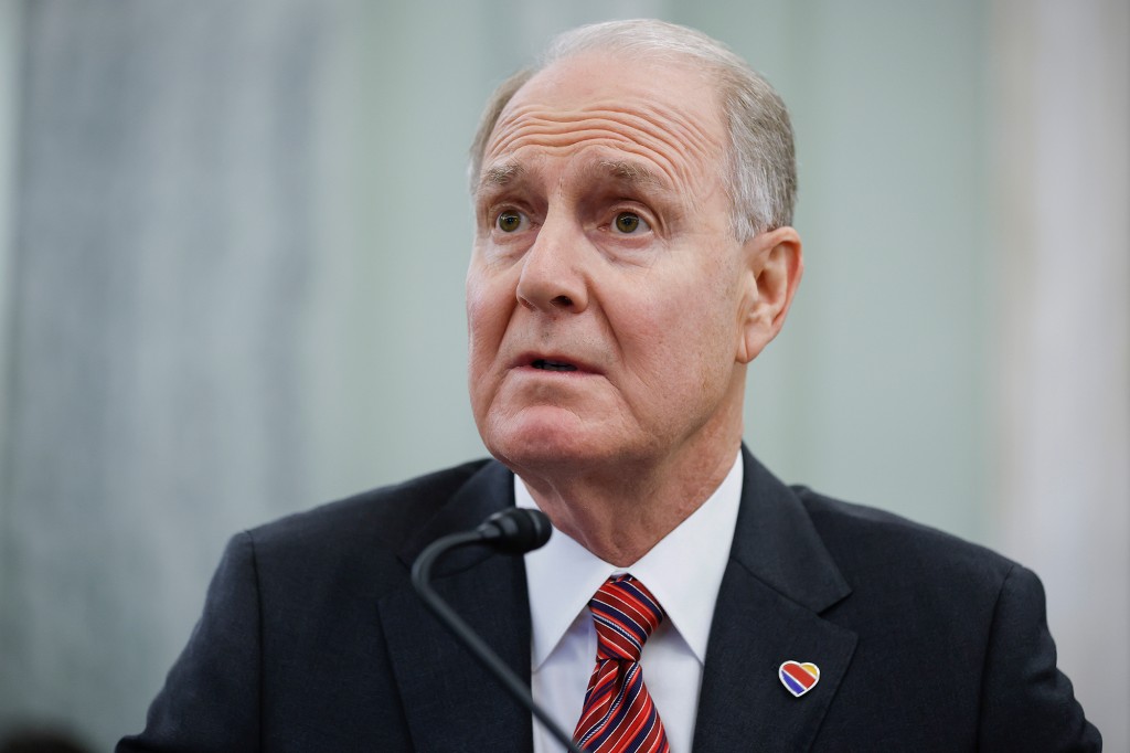 El director ejecutivo de Southwest Airlines, Gary Kelly, testifica ante el Senado de Comercio, Ciencia y Transporte en el edificio de oficinas del Senado Russell en Capitol Hill.