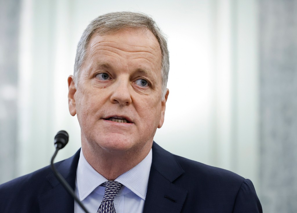 El director ejecutivo de American Airlines, Doug Parker, testifica ante el Senado de Comercio, Ciencia y Transporte en el edificio de oficinas del Senado Russell en Capitol Hill.