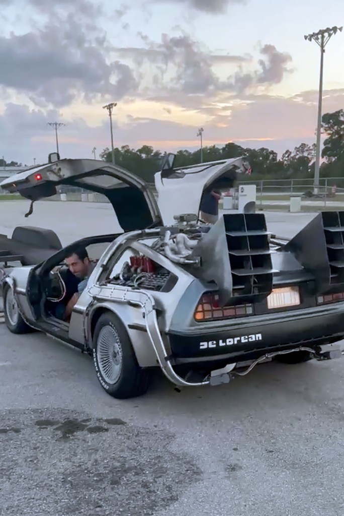 Un DeLorean se muestra en un estacionamiento