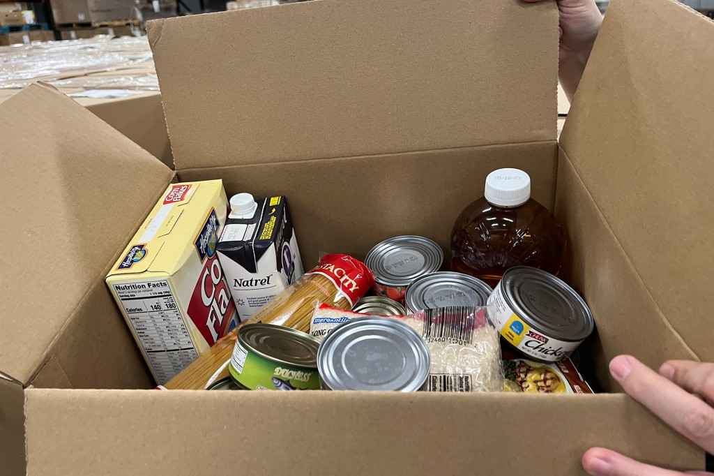 Cajas de comida como esta se envían a "desiertos de comida" en partes remotas del condado. 