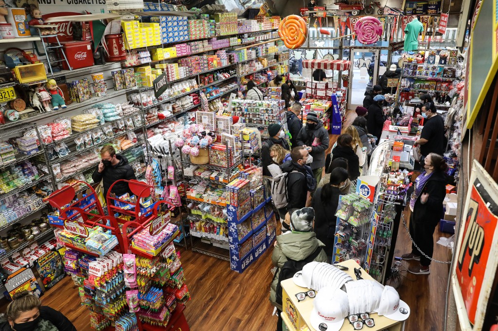 Economy Candy ha estado abierta desde 1937 y nunca, hasta ahora, se ha quedado sin bastones de caramelo. 