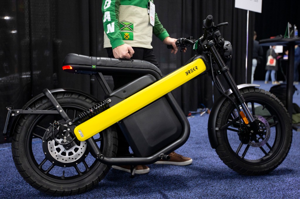 El ciclomotor eléctrico Brekr de la compañía Smart Commute BV se muestra durante el CES presentado antes de la feria tecnológica CES, el lunes 3 de enero de 2022, en Las Vegas.  El vehículo incluye una suspensión completa, funciones de seguridad de sonido y visibilidad, GPS y puede ir a 35 mph.  (Foto AP / Ellen Schmidt)