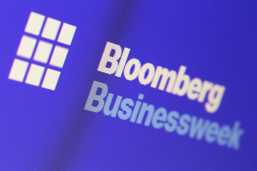 Logotipo de Bloomberg Businessweek en una pantalla