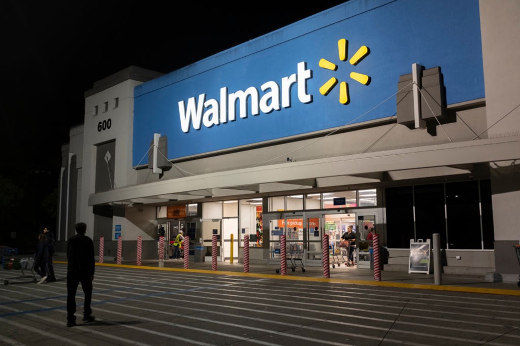 El exterior de una tienda Walmart por la noche.