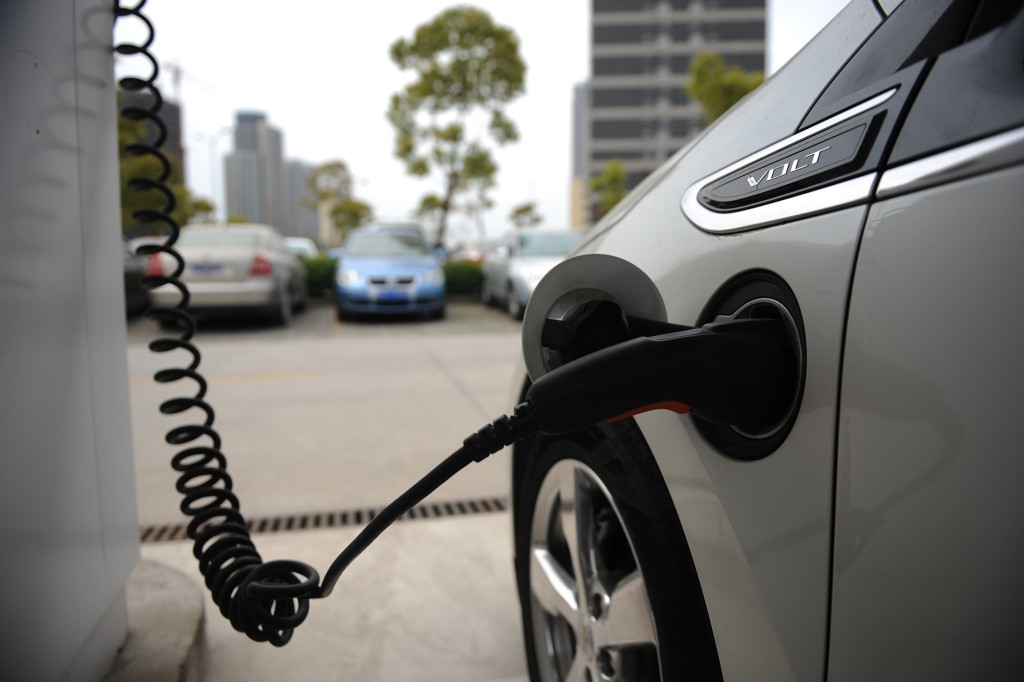 Una foto en primer plano de un Chevrolet Volt eléctrico enchufado y cargado