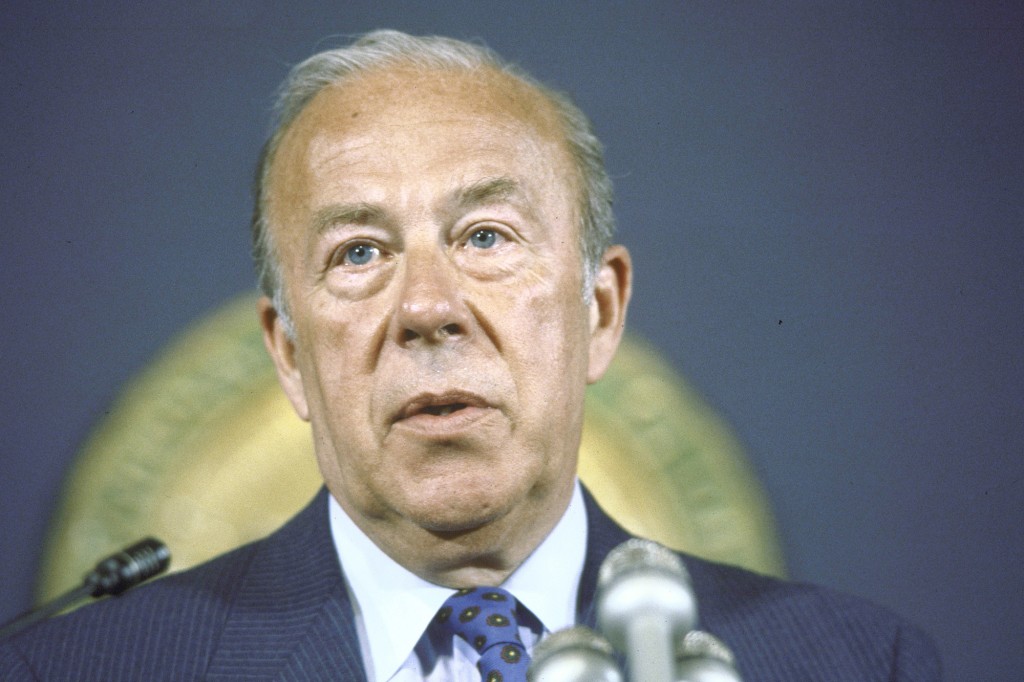 El exsecretario de Estado George Shultz hablando con el National Press Club en 1985.