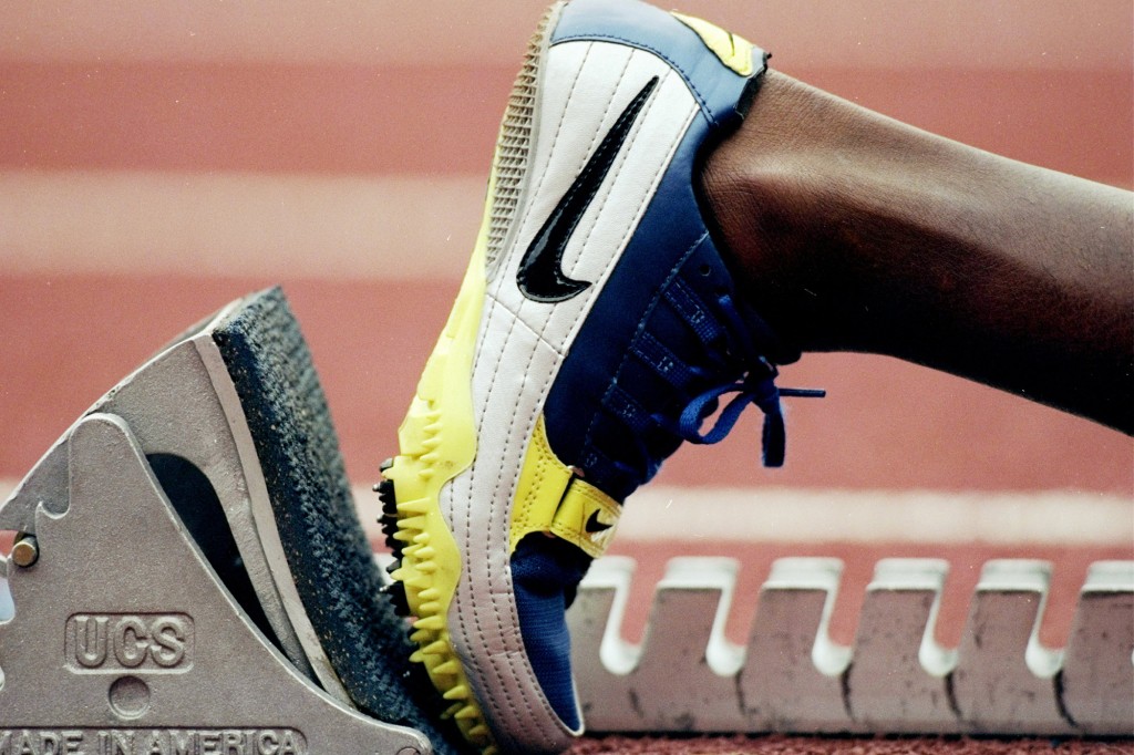 Un corredor con un zapato Nike se encuentra en la parrilla de salida antes de una carrera