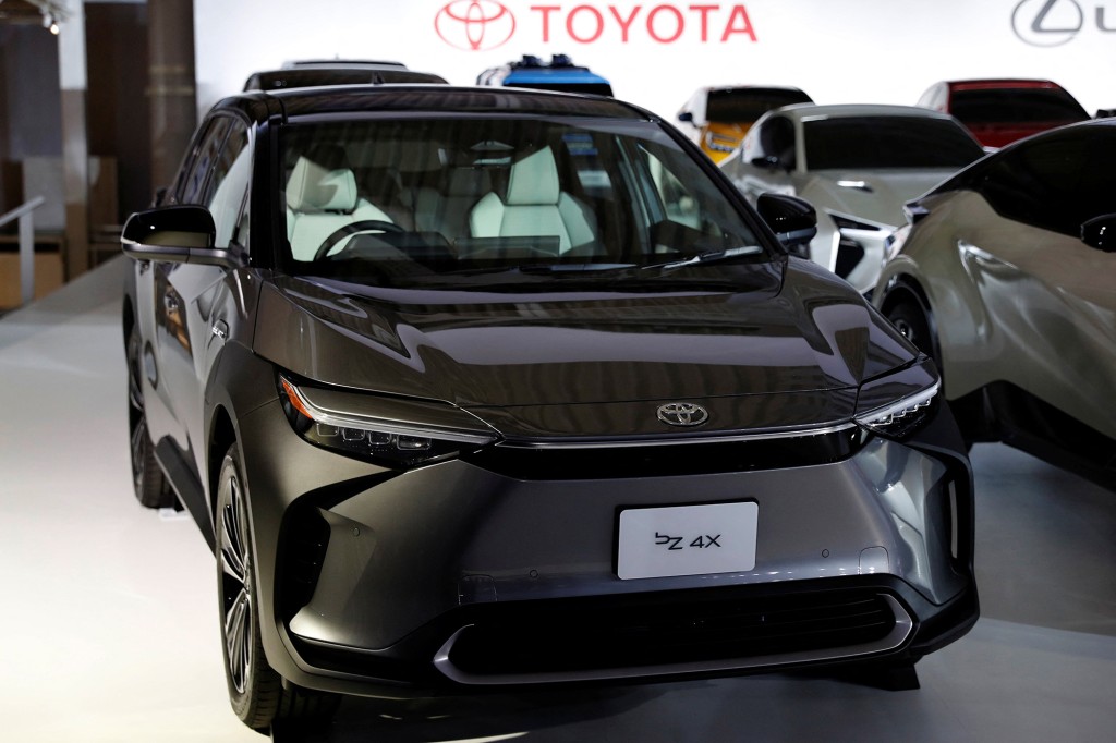 La bZ 4X de Toyota Motor Corporation se muestra después de una sesión informativa sobre las estrategias de la compañía en los vehículos eléctricos de batería en Tokio, Japón, el 14 de diciembre de 2021. REUTERS / Kim Kyung-Hoon