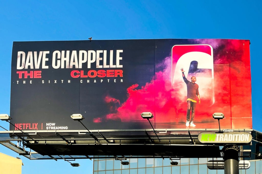 Vista general de una valla publicitaria de Netflix que anuncia el especial The Closer Netflix de Dave Chappelle